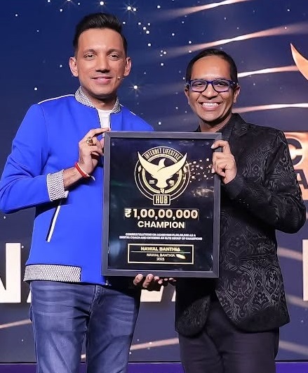 Nawal Banthia receiving his ₹1 Crore Champion Award