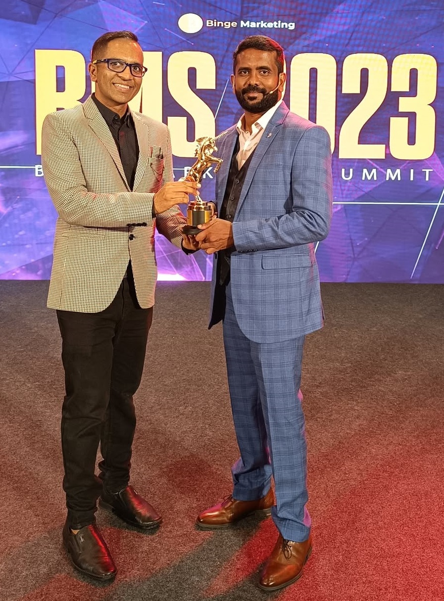 Nawal Banthia receiving his ₹1 Crore Unicorn Coach Award from Gopal Krishnan